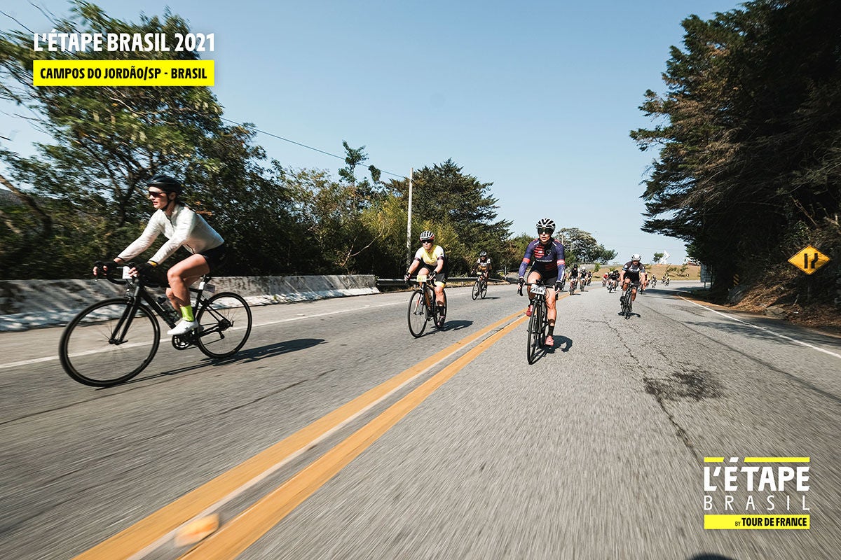 (imagem de ciclistas durante evento do L'etape Brasil)