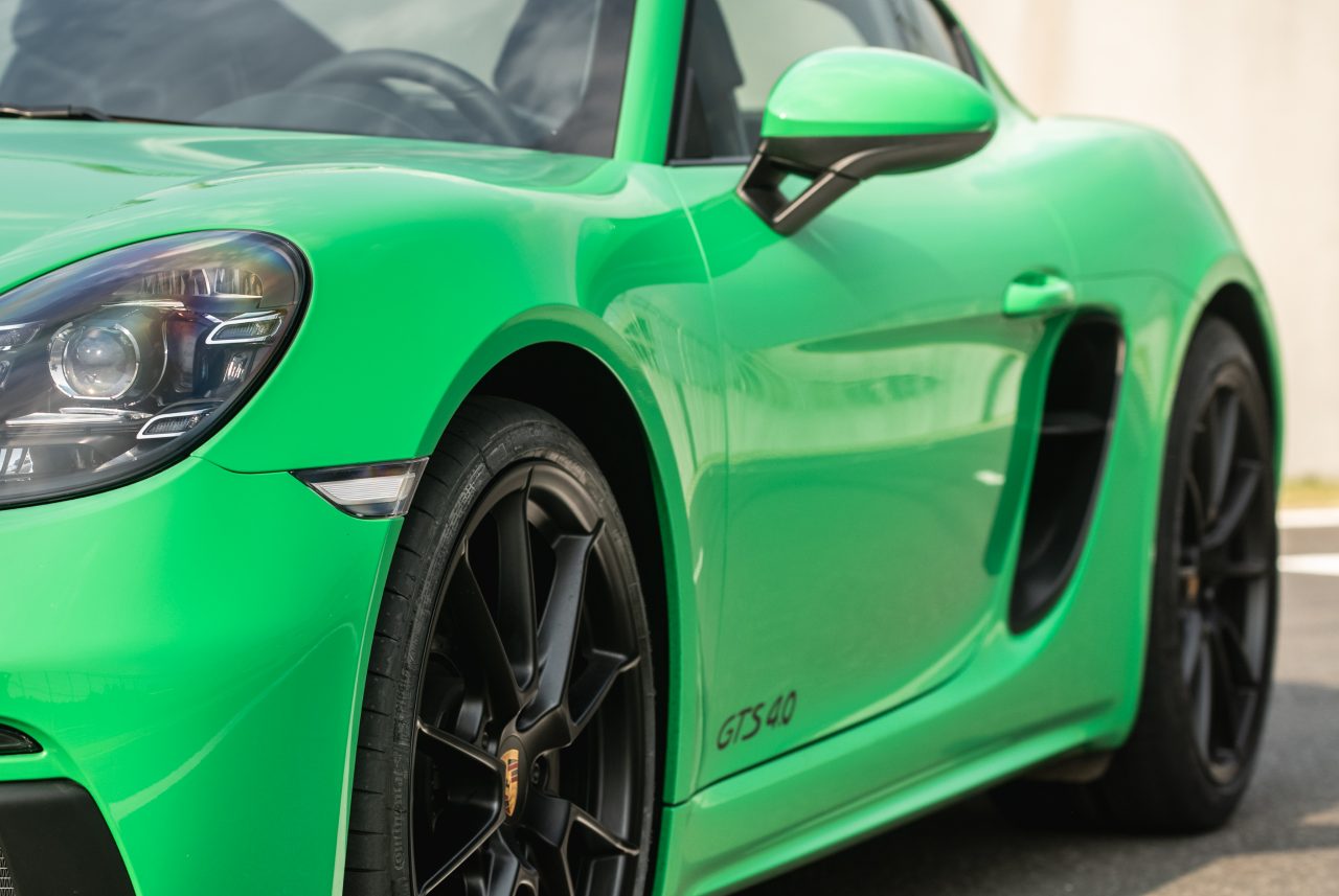 (Porsche Cayman GTS verde com pneus esportivos de alta performance da Continental)