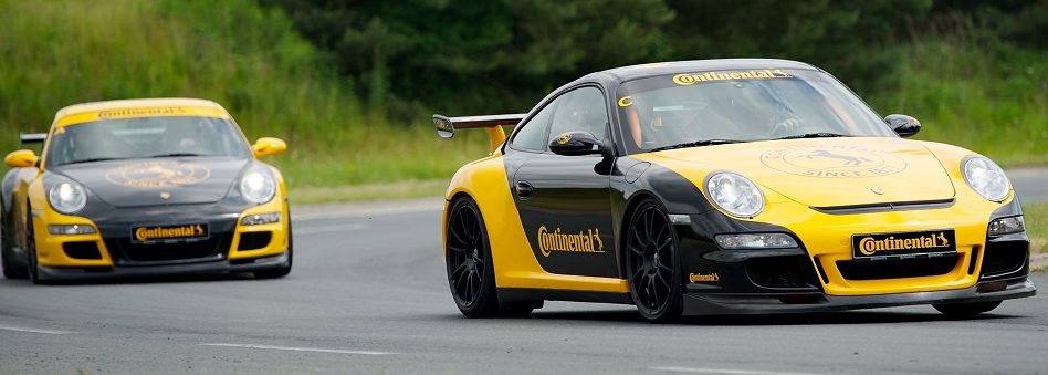 Porsches acelerando na pista com pneus ultra high performance da Continental