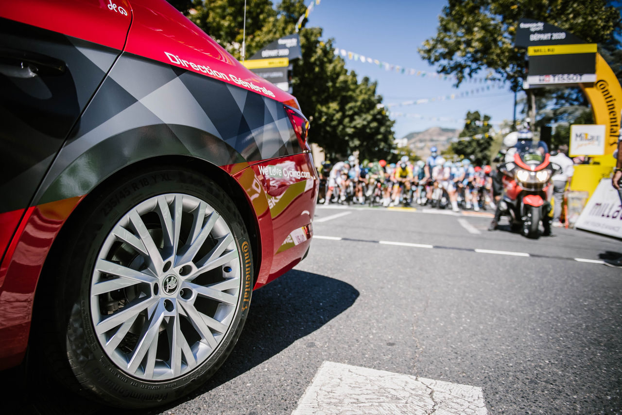 04/09/2020 - Tour de France 2020 - Etape 7 - Millau / Lavaur (168 km) - Voiture electrique La Skoda ENYAQ iV 