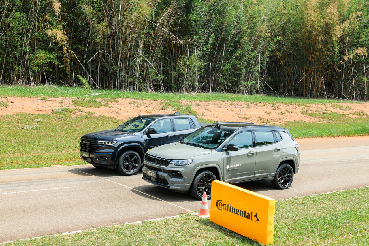 (Jeep Compass S Blackhawk Vs Jeep Rampage RT)