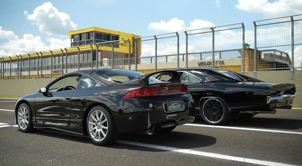 (foto Mitsubishi Eclipse do Brian e Dodge Charger R/T 1969 do Toretto, foto lateral traseira dos veículos pretos com pneu Continental, carros na largada da pista)