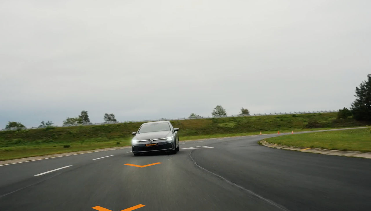 Foto de um veículo de alta performance em uma pista de alta velocidade