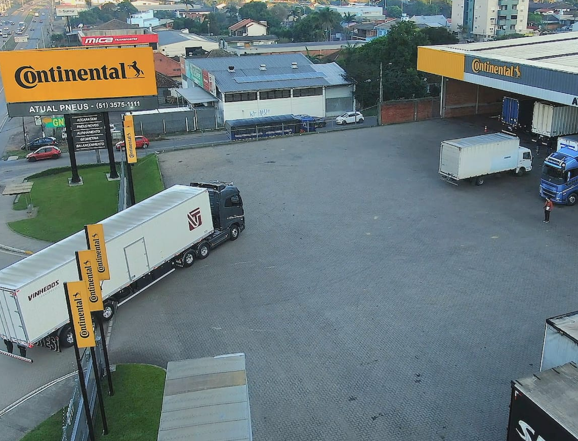 (foto aérea do caminhão do Kiko Bonesi em revenda Continental)
