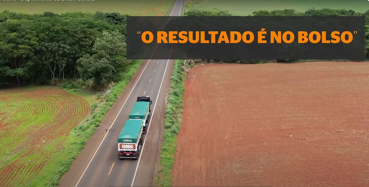 (foto aérea de caminhão em estrada - fazendas ao lado da estrada)
