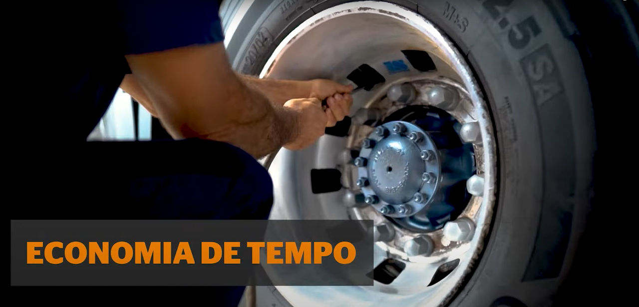 (foto de homem calibrando pneu de caminhão)