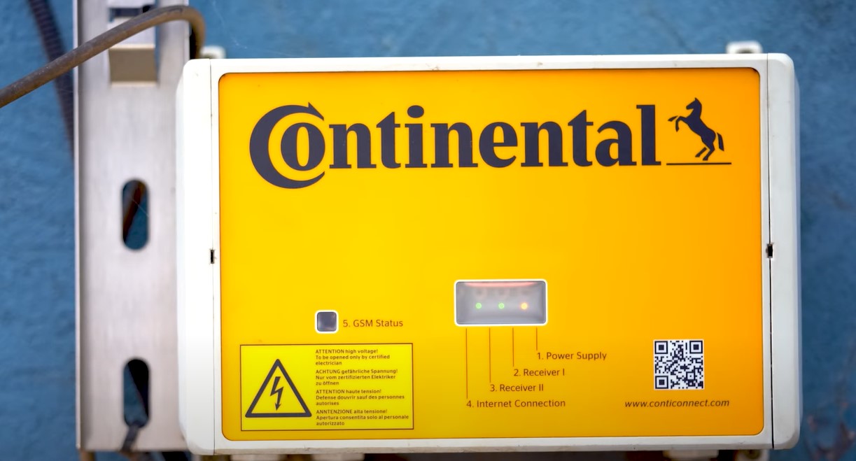 (foto em close da antena amarela Conti Yard Reader da Continental)