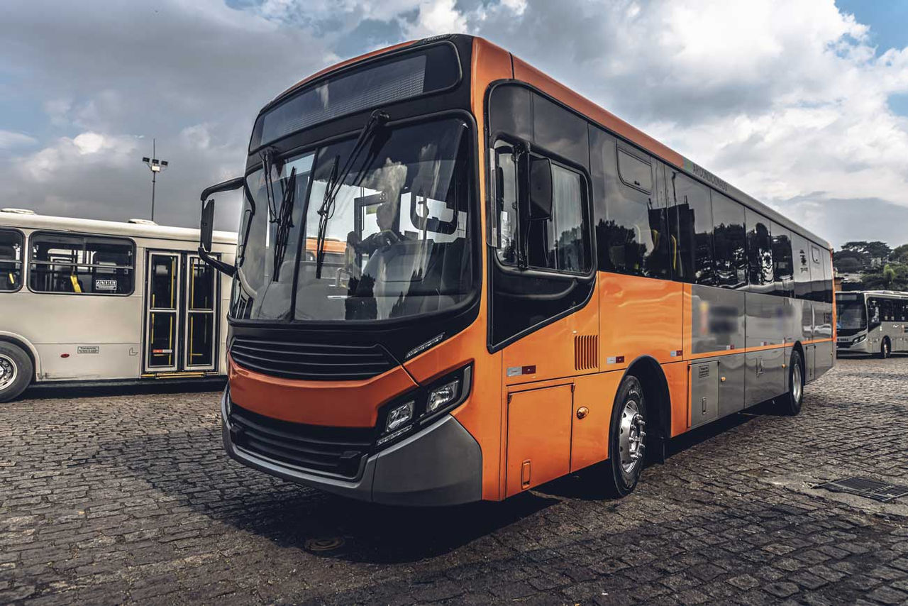 (foto de ônibus com pneu Continental)