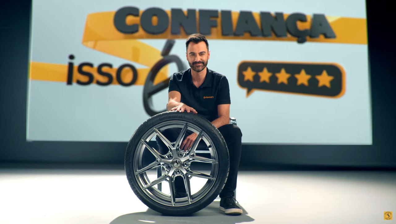 (imagem de engenheiro sentado mostrando pneu Continental na sua frente, enquanto telão escrito "isso é confiança" aparece atrás de onde está sentado)