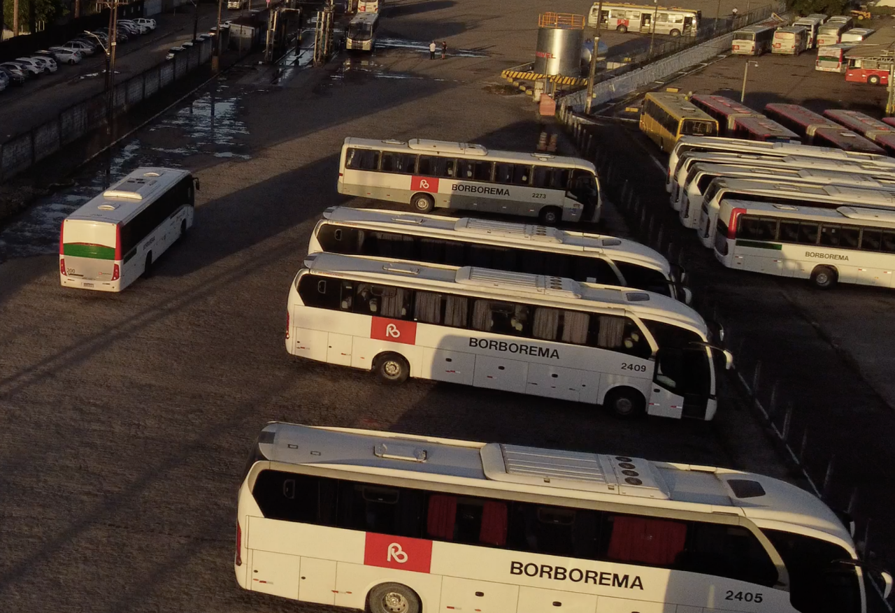(foto aérea do pátio da frota de ônibus da Borborema)